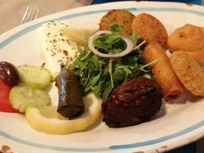 ...dove si possono gustare pite, gyros, choriatiki o pikilia orektikon